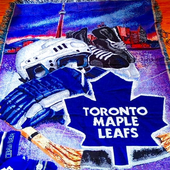 TORONTO MAPLE LEAFS RUG+HATS + GLOVES - Picture 7 of 9